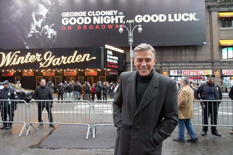 George Clooney (64) war sichtlich stolz auf das Plakat, das sein Debüt am Broadway ankündigte.