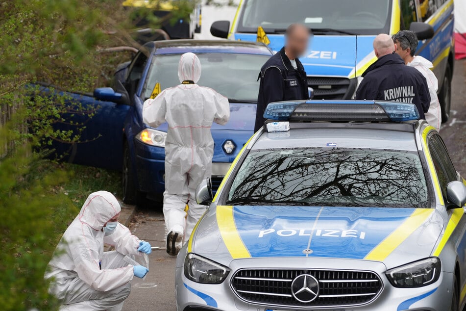 Der 22-jährige Fahrer erlag seinen Verletzungen noch vor Ort.