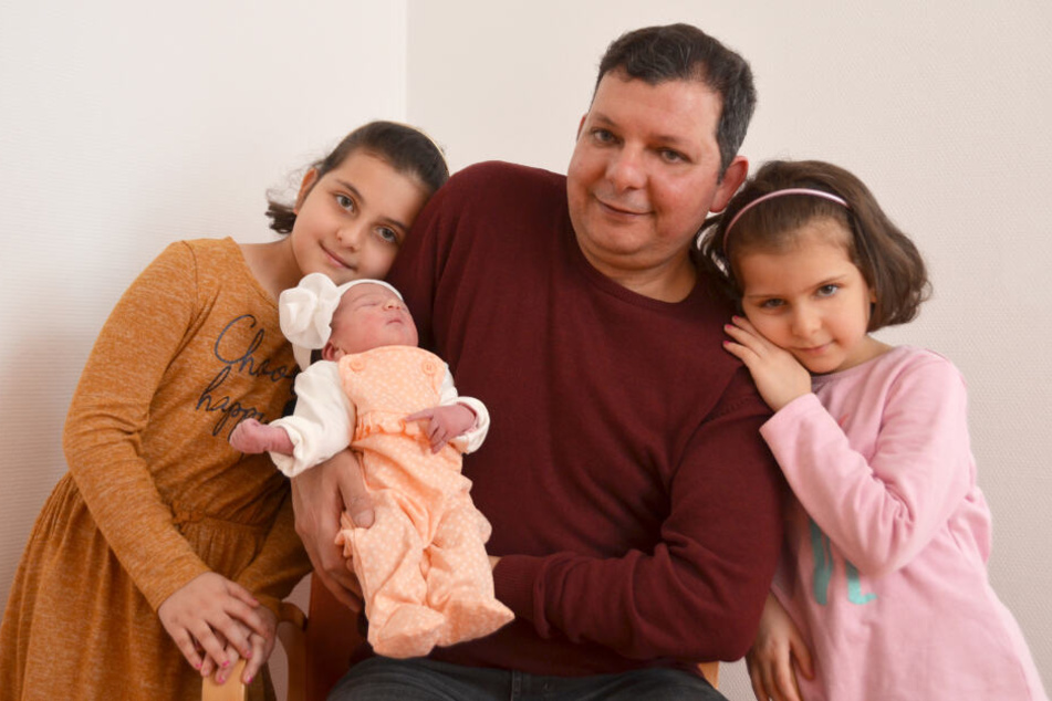 Toleen mit ihrem Papa Mamoud und ihren Schwestern Seba und Maria.