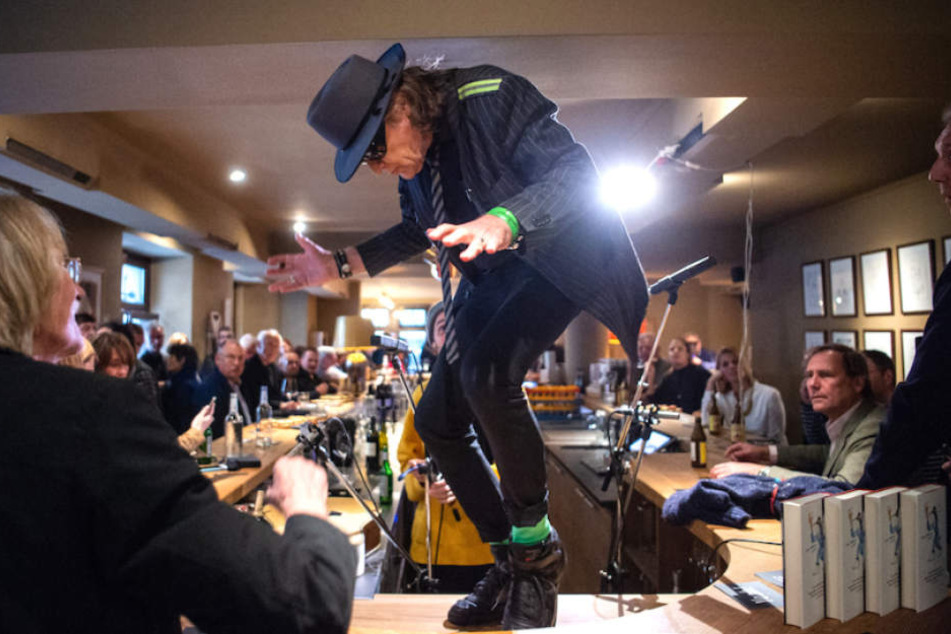 Völlig losgelöst: Udo Lindenberg (72) legt eine Flotte Sohle auf den Tresen.