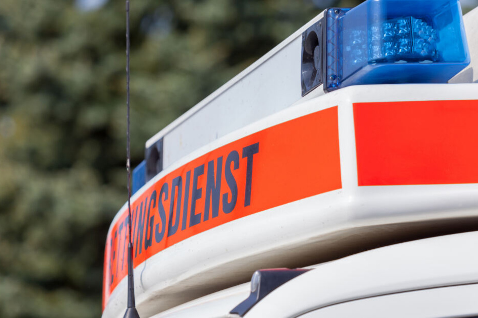 Der schwer verletzte Junge musste in ein Krankenhaus gebracht werden. (Symbolbild)