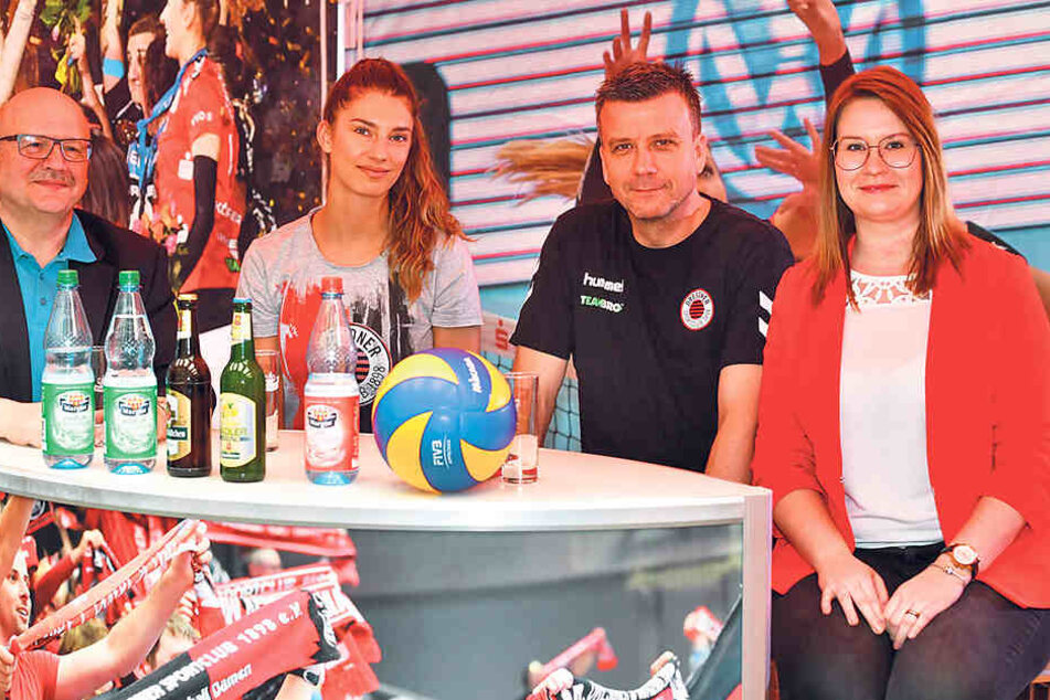 Bei der Pressekonferenz zum Play-off-Auftakt, von links: CooolCase-Geschäftsführer Christian Michel, Nikola Radosova, DSC-Chefcoach Alex Waibl und Geschäftsführerin Sandra Zimmermann.