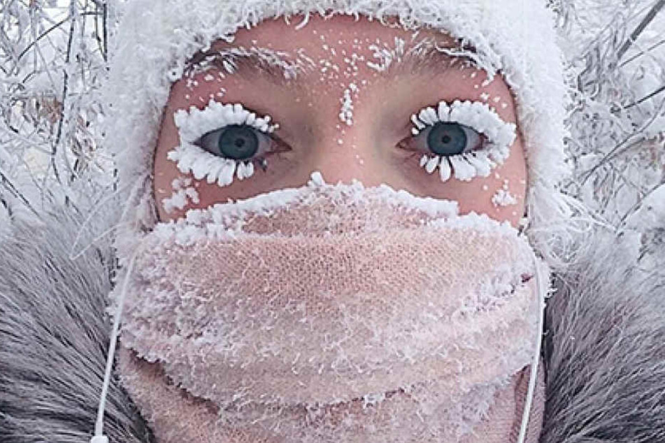 Die Wimpern einer Touristin sind komplett gefroren.