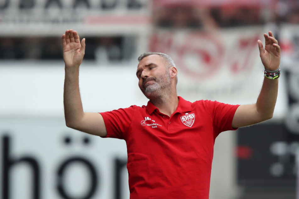 Beim Remis gegen den 1. FC Heidenheim: VfB-Trainer Tim Walter ärgert sich an der Seitenlinie.