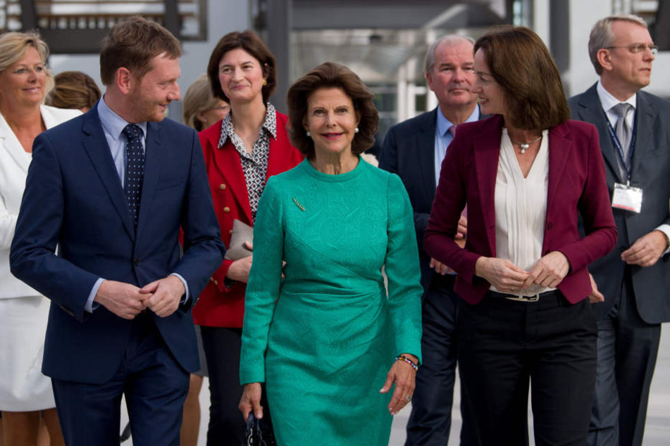 Sachsens Ministerpräsident Michael Kretschmer (43, CDU), Königin Silvia von Schweden (74) und Bundesjustizministern Katarina Barley (49, SPD, v.l.) bei der Eröffnung des Juristentages in Leipzig.