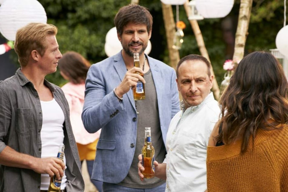 Ben (Tom Beck) und Paul (Daniel Roesner, l.) bei Semirs (Erdogan Atalay, r.) Party zu seinem 50. Geburtstag.