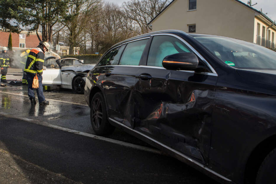 Die Spuren des Unfalls waren auch am zweiten beteiligten Fahrzeug zu erkennen.