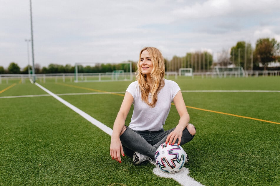 MDR-Sportjournalistin Stephanie Müller-Spirra (39) ist Fußball-"Legenden" auf der Spur.