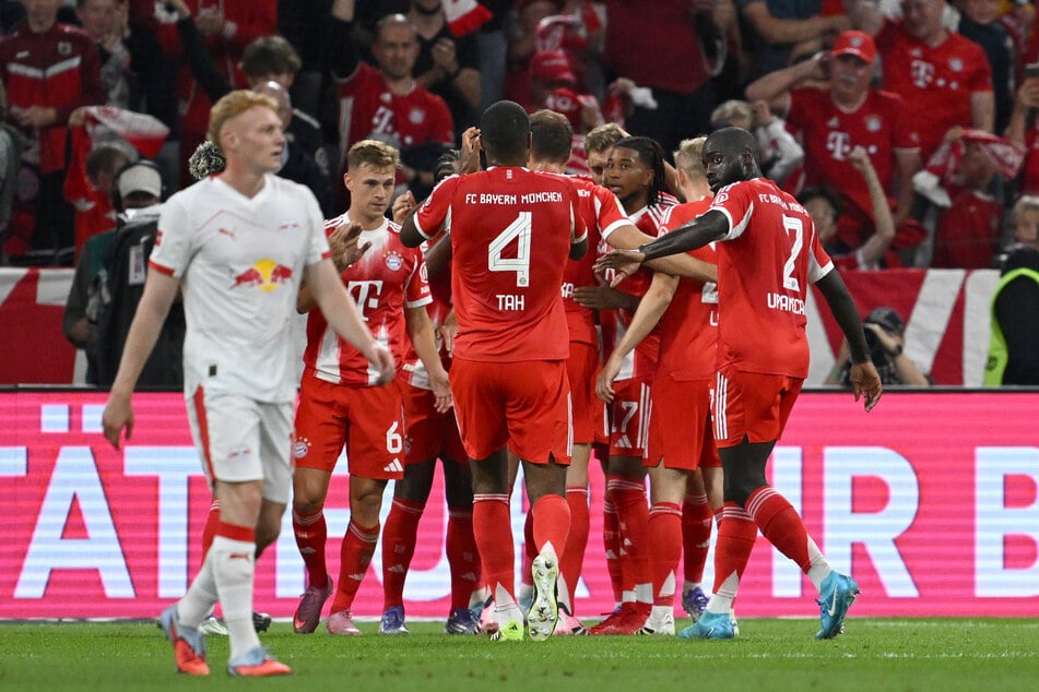 Die Bayern bejubeln ihren Führungstreffer.