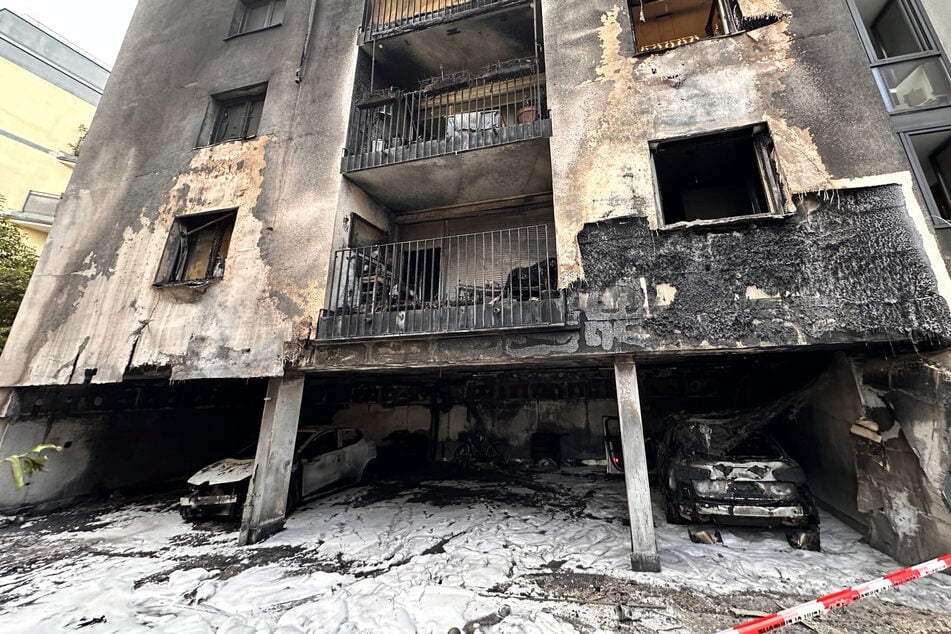 Stuttgart: Wohnhaus brennt lichterloh: Feuerwehr Stuttgart im Großeinsatz!