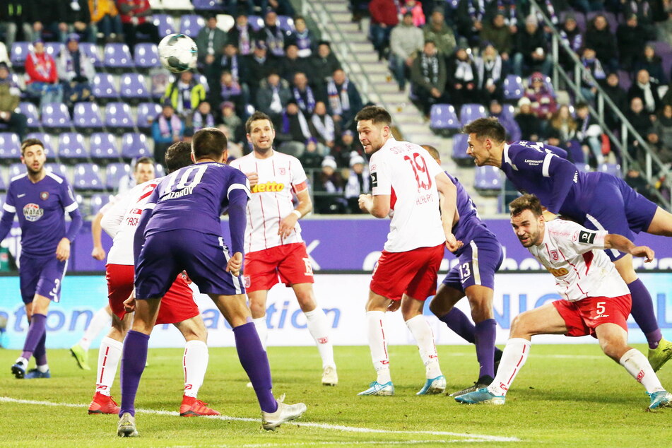 Sören Gonther (r.) köpfte Aue vor fast genau einem Jahr seine Farben zum 1:0.-Sieg über Regensburg. Kann der Altmeister am Sonntag gern wiederholen.