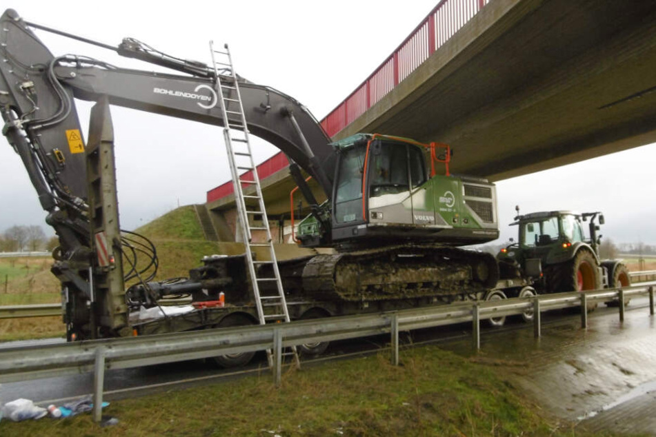 Passt nicht: Der Bagger steckt unter der Brücke fest.