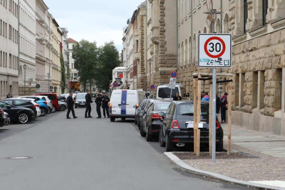 Derzeit durchsuchen Einsatzkräfte der Polizei das Gebäude.