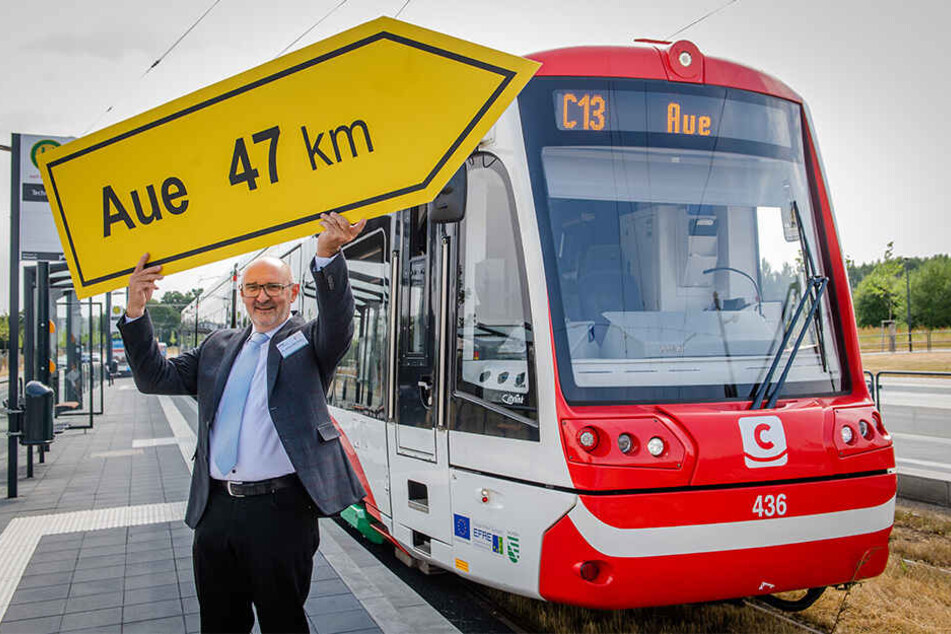 Harald Neuhaus (62), Chef des VMS, zeigt wo es hingeht. Ab 2020 fahren die Hybridbahnen von Chemnitz bis nach Aue.
