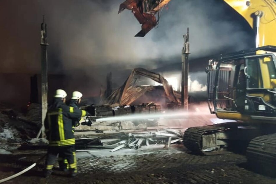 Bis in die Nacht dauerten die Löscharbeiten an.