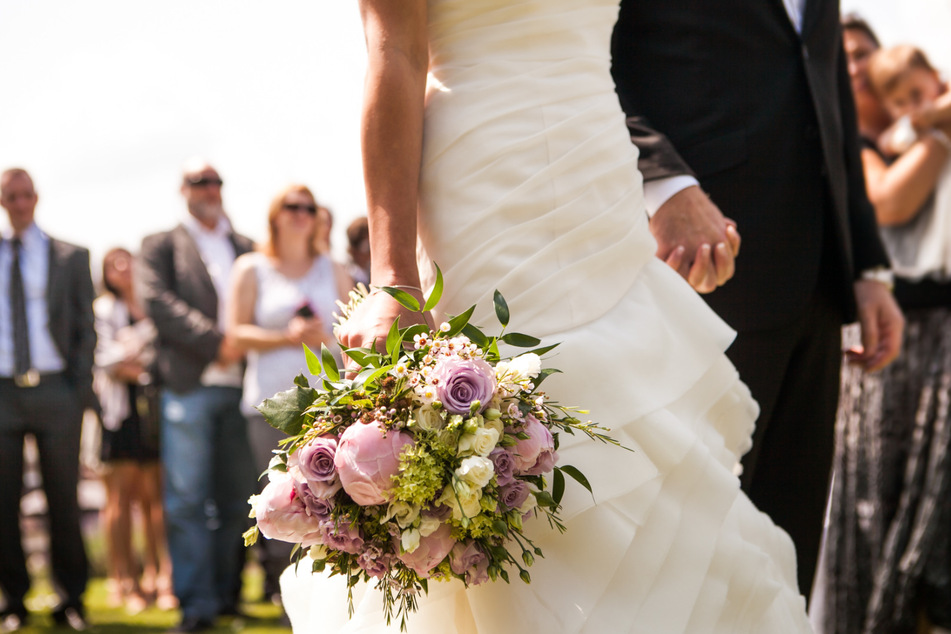 Ein Paar bei der Hochzeit. (Symbolbild)