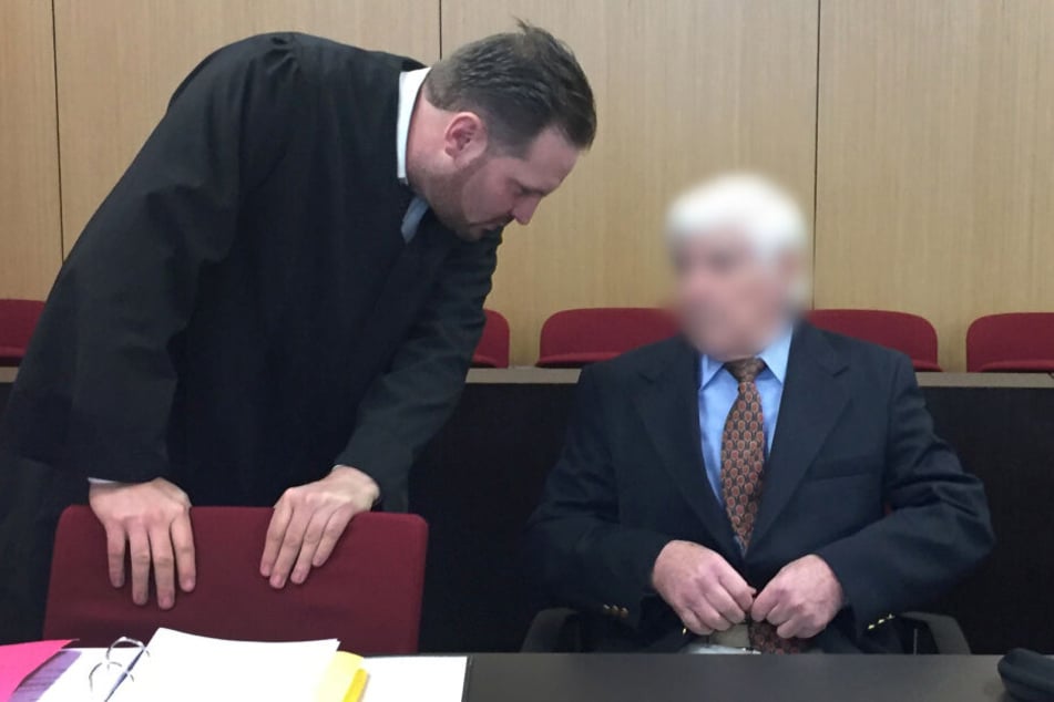 Der Angeklagte (rechts) wurde am Freitag in Düsseldorf verurteilt.