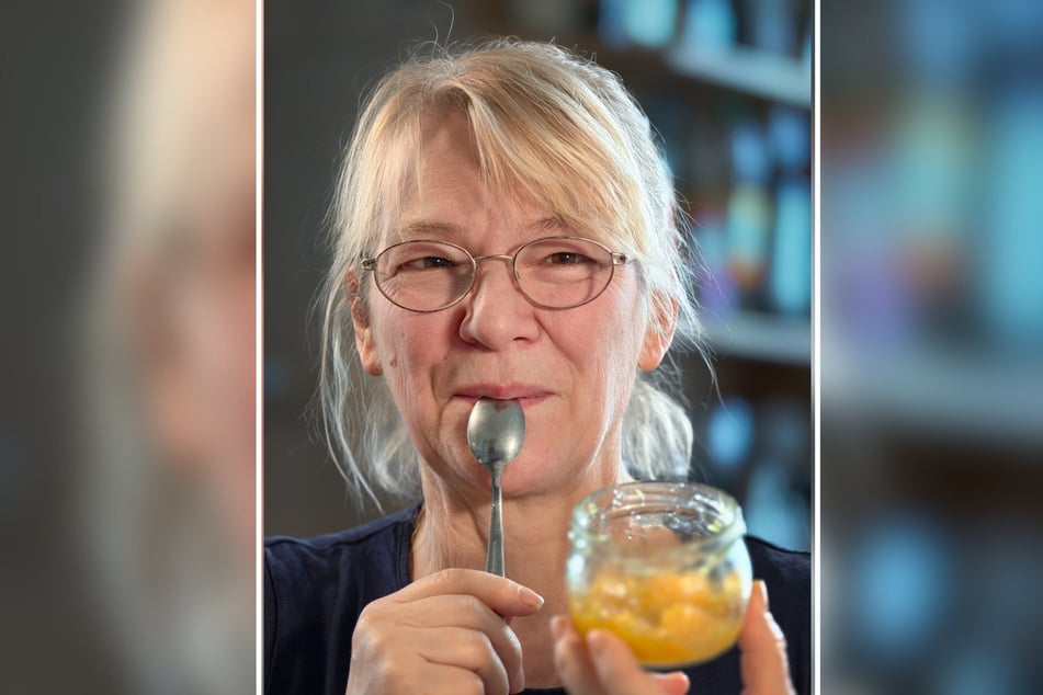 Mmmmh! Beate Groß (64) ist zufrieden mit dem Geschmack.