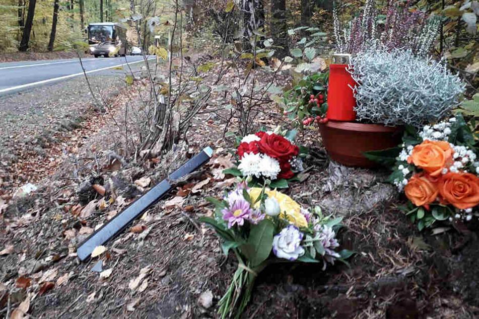 An der Unfallstelle werden bis heute Blumen abgelegt.