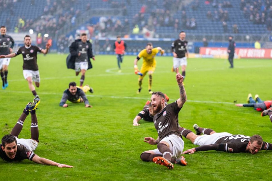 Marvin Knoll und die anderen St.Pauli Spieler freuen sich über den Derbysieg im Volksparkstadion.