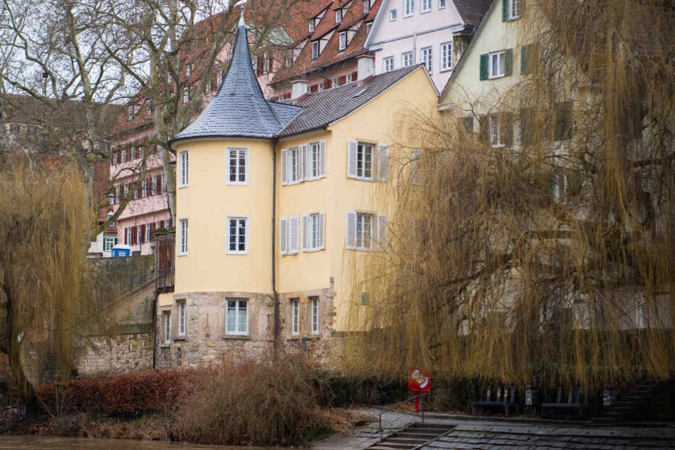 Der Neckar fließt am Hölderlinturm vorbei.