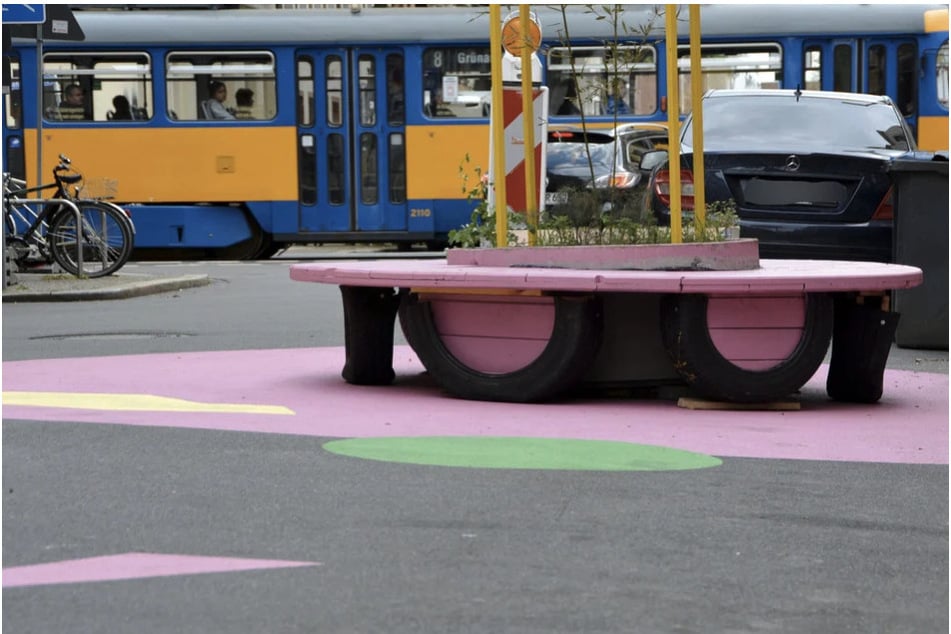 Der "Superblock" in der Hildegardstraße: Eine verkehrsberuhigte Zone mit Sitzinseln und Spielmöglichkeiten, der allerdings viele Parkplätze zum Opfer fielen.