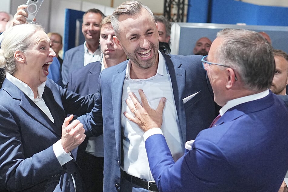 Jubel bei AfD-Wahlsieger Ulrich Siegmund (35, M) und seinem Bundesvorstand: Sie alle werten das Ergebnis als Regierungsauftrag.