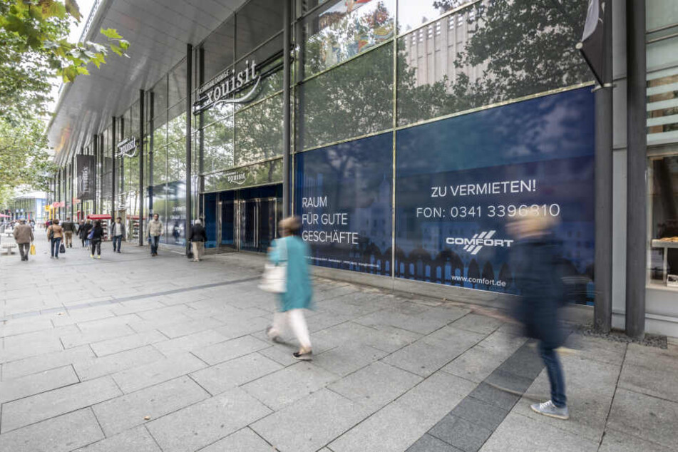 Zwischen den Geschäften an der Straße der Nationen klafft eine große Lücke. Seit März stehen die ehemaligen Xquisit-Flächen leer.