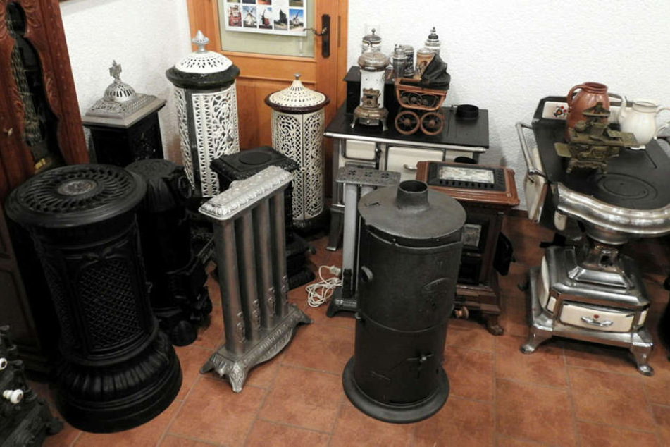 Ein kleiner Ausschnitt aus der historischen Ofen-Sammlung der Krägers im nordsächsischen Laußig.