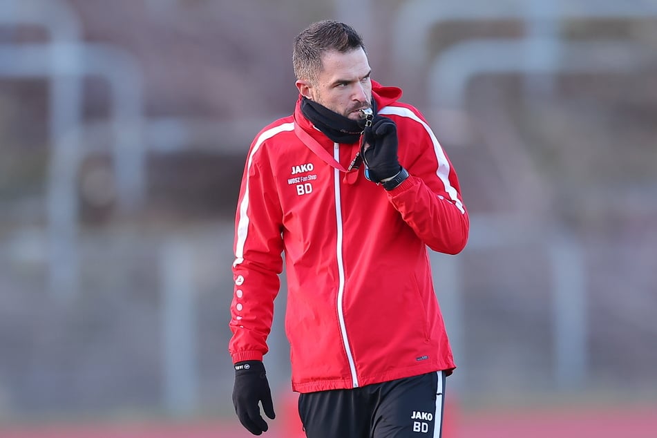 Anpfiff zum Bezirksderby: CFC-Trainer Benjamin Duda (36) kann's mit seinen Himmelblauen kaum erwarten.