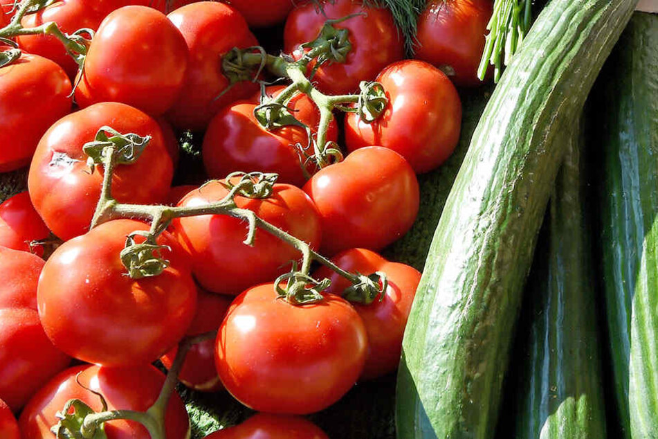 Mit Tomaten oder Gurken, aber auch Nüssen und Samen kann man einer Herz-Kreislauf-Erkrankung vorbeugen.