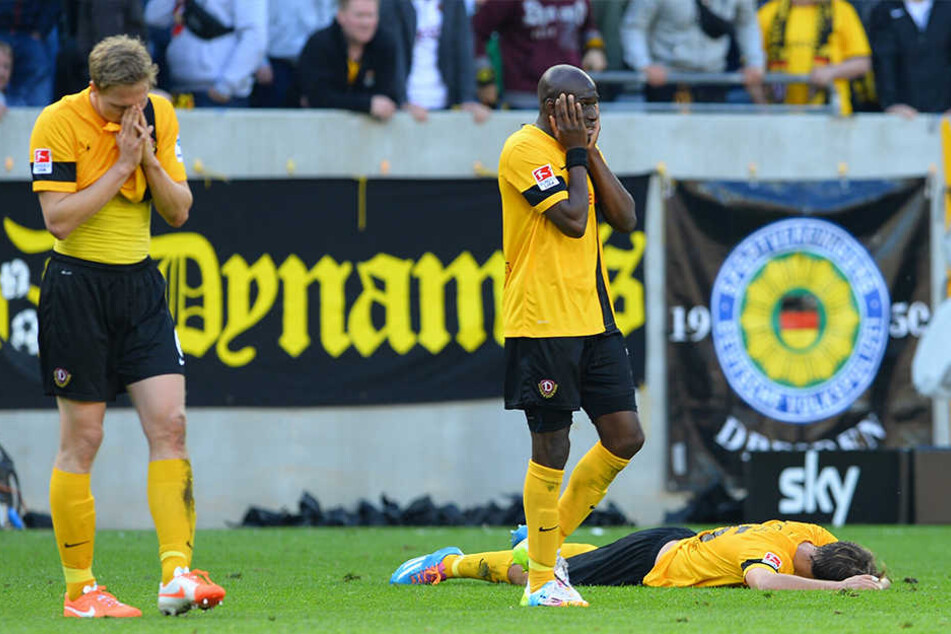 Am Boden zerstört. Marco Hartmann (v.l.), Mickael Poté und Robert Koch trauerten 2014 nach der Niederlage gegen Bielefeld, die den direkten Abstieg in die 3. Liga bedeutete.
