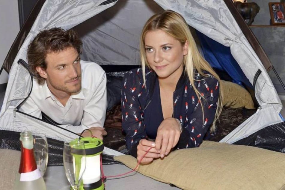 Sunny (Valentina Pahde, 22) und ihr Bräutigam Felix (Thaddäus Meilinger, 35).