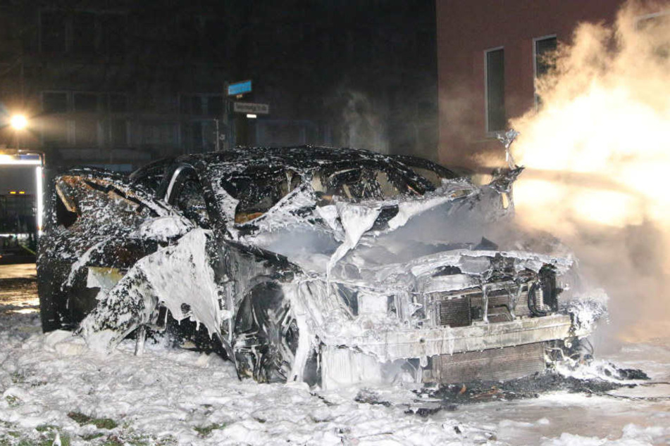 Auch in Berlin-Hellersdof brannte ein Mercedes.