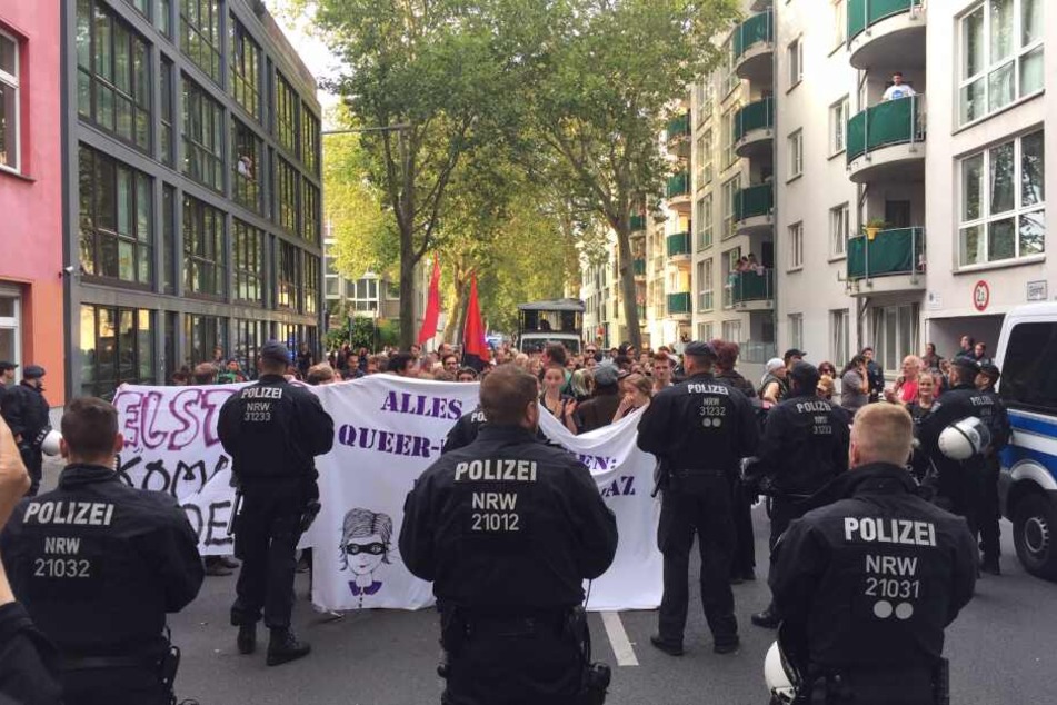 Mit einer Demonstration sorgen Kölner Aktivisten wieder für Aufsehen.