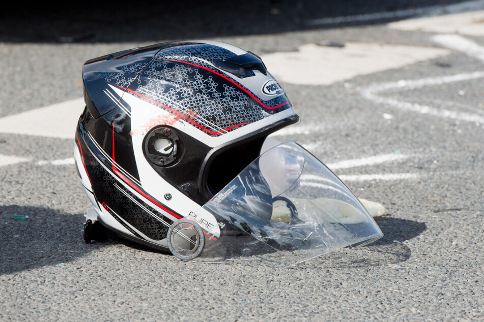 Der Motorradfahrer verstarb noch an der Unfallstelle. (Symbolbild)