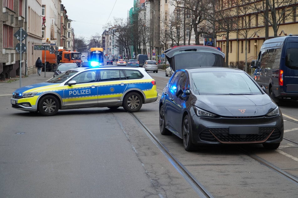 Die Polizei sperrte eine Fahrbahn.