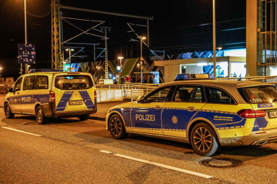 Die Polizei nahm mehrere Menschen fest.
