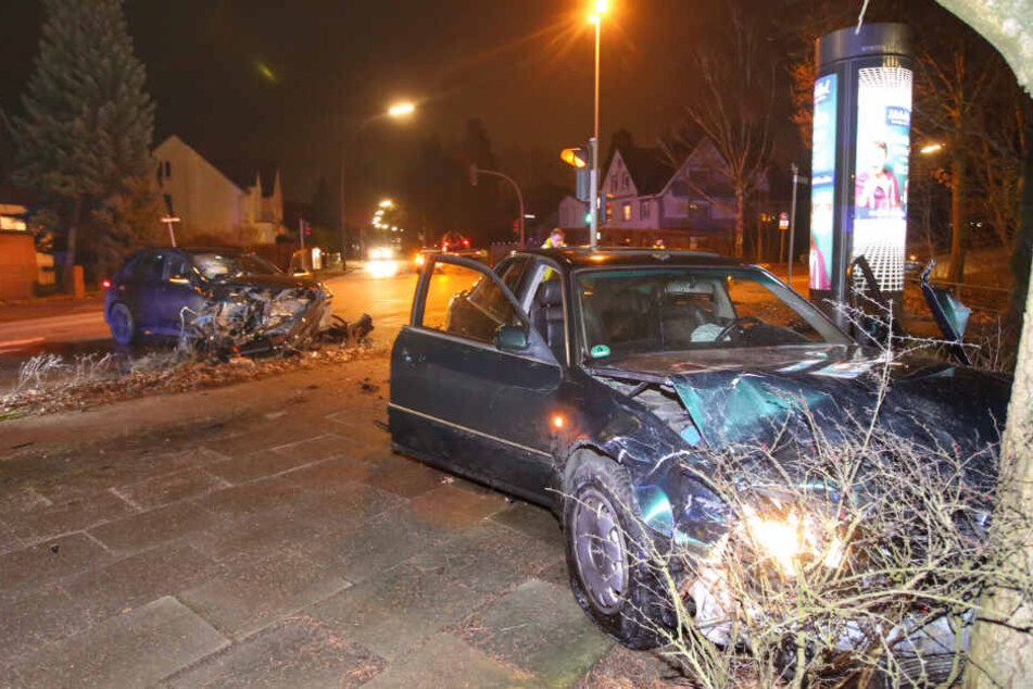 Das Fluchtfahrzeug landete am Baum, der SUV steht schwer beschädigt auf der Straße.