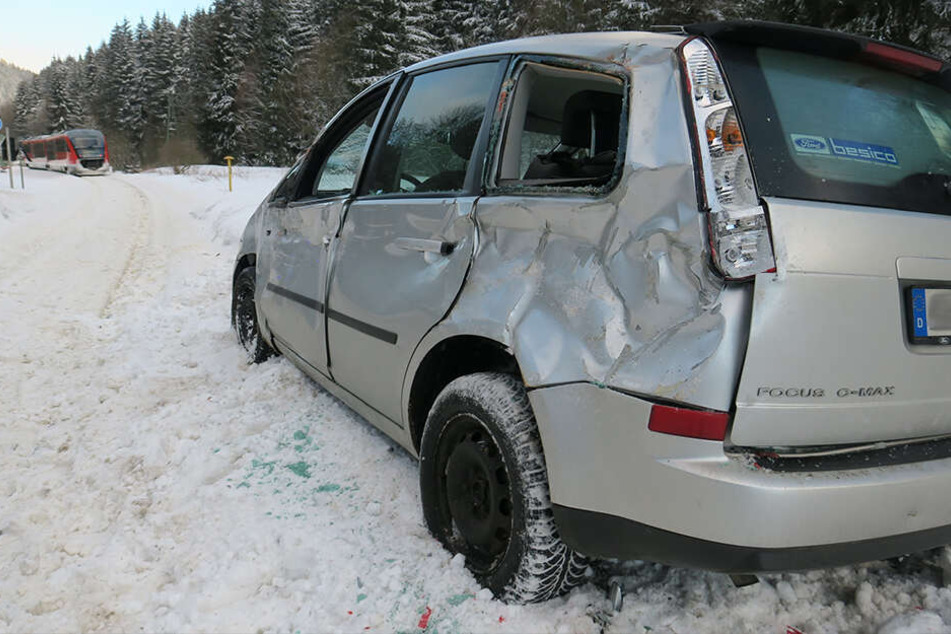 Der Ford wurde bei dem Unfall erheblich beschädigt.