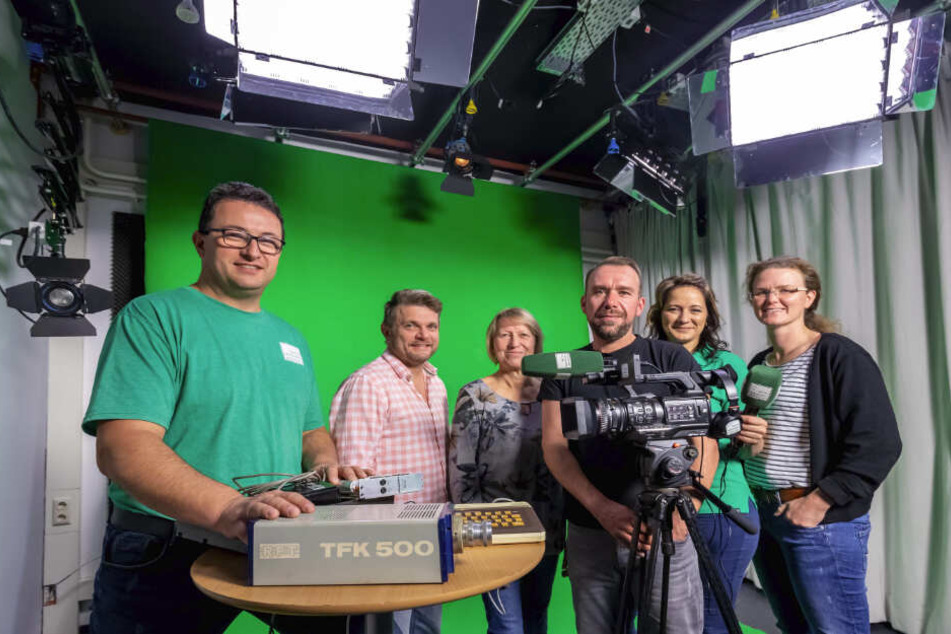 Dauerfunker im Auftrag von 85.000 Zuschauern: Das TV-Team mit Geschäftsführer Frank Langer (41), Moderator Tobias Körner (46), Buchhalterin Regine Weißgerber (59), Kameramann Sebastian Eberlein (36), Moderatorin Nancy Melzer (35) und Redakteurin Nicole Fu