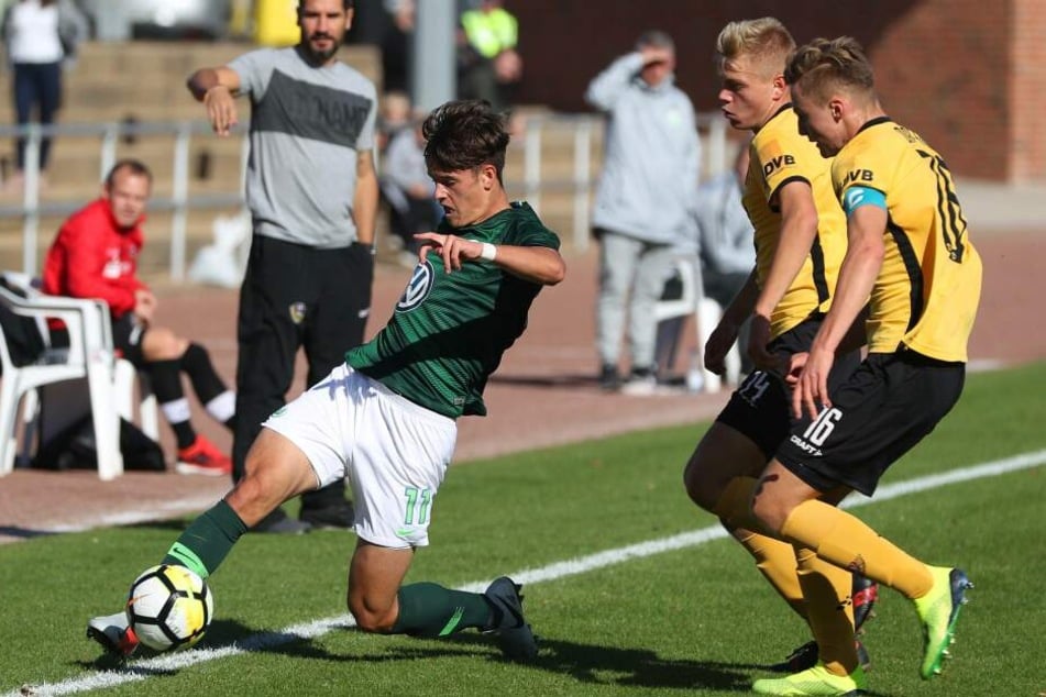 Trainer Cristian Fiel (hinten-links) bestimmte Ricardo Michael (r.) im Sommer 2018 zum Kapitän der U17 von Dynamo Dresden.