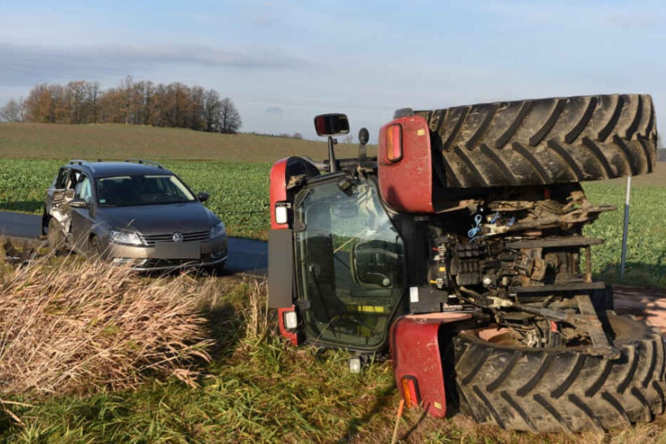 Nach dem Zusammenstoß kippte der Traktor auf die Seite.