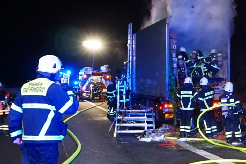 Lastwagen-Brand auf der A67: Dichter Qualm stieg aus dem Laderaum auf.