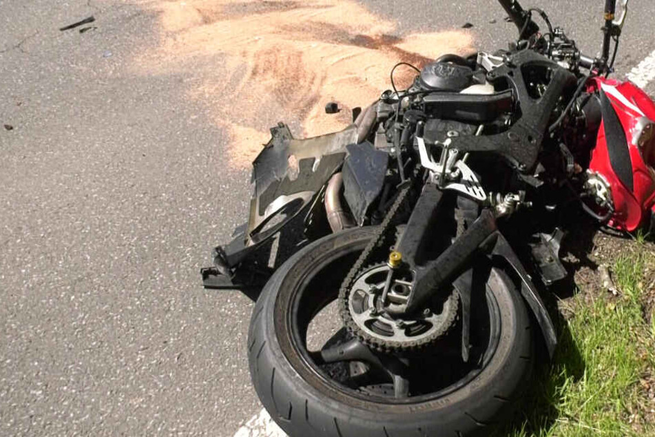 Das Foto zeigt Trümmer von einem der verunglückten Motorräder.