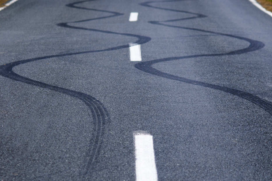 Der Mann fuhr mit seinem Laster in extremen Schlangenlinien über die Autobahn (Symbolbild)