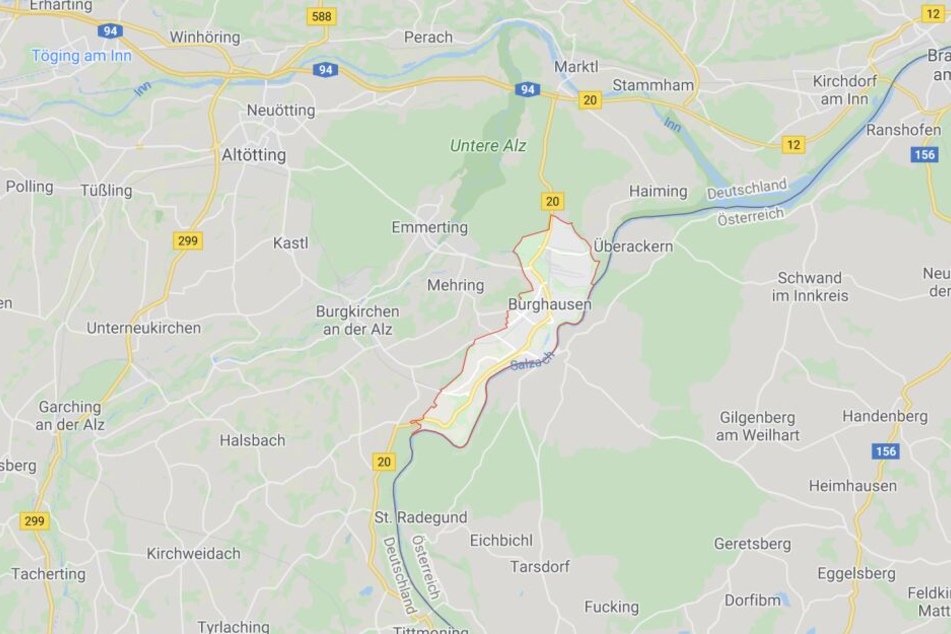 In Bayern ist es zu einem tödlichen Verkehrsunfall gekommen. Eine Ford-Fahrerin hatte keine Chance.