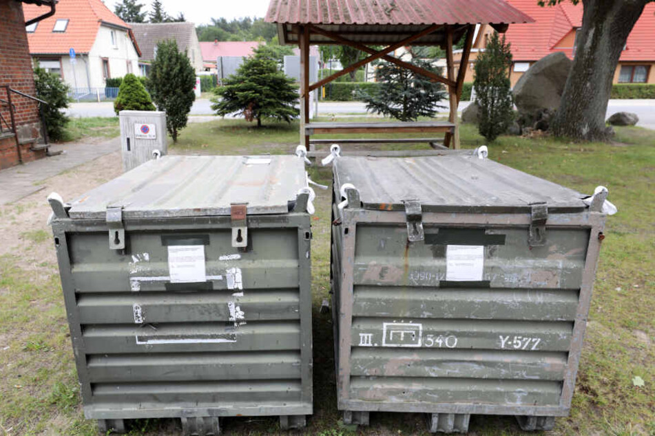 Auf dem Gelände der Freiwilligen Feuerwehr stehen Container der Bundeswehr, in die Bürger Fundstücke nach dem Eurofighter-Unglück legen sollen.