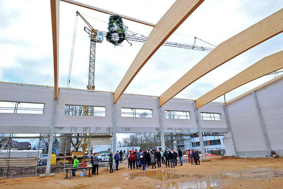 Die Turnhalle nimmt Gestalt an: Bis 2020 soll das Gebäude fertig sein.