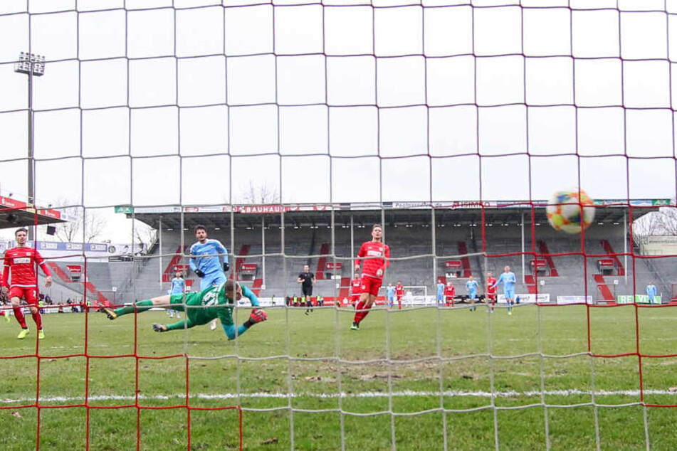 Philipp Hosiner (h.) hat seine Torgefährlichkeit nicht eingebüßt, überwindet hier Cottbus-Keeper Toni Stahl zum 1:1-Ausgleich.